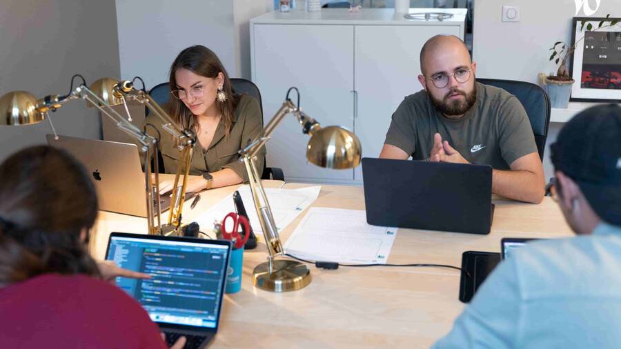 4-collaborateurs-travaillent-sur-ordinateur.jpg 4-collaborateurs-travaillent-sur-ordinateur.jpg
