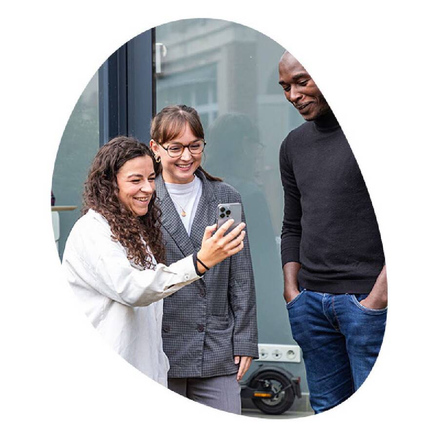 3-collaborateurs-regardent-en-souriant-un-telephone.jpg 3-collaborateurs-regardent-en-souriant-un-telephone.jpg